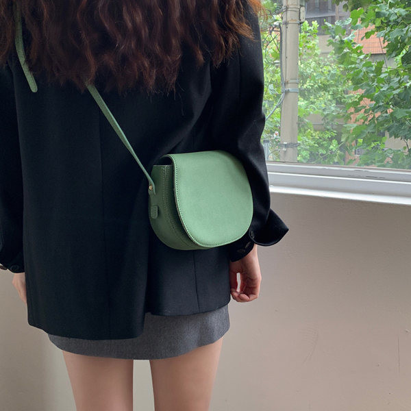 Ženska jakna crne boje jednobojni model na gumbe