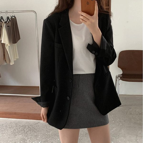 Ženska jakna crne boje jednobojni model na gumbe