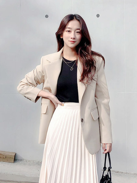 Изчистен модел дамско сако с дълъг ръкав