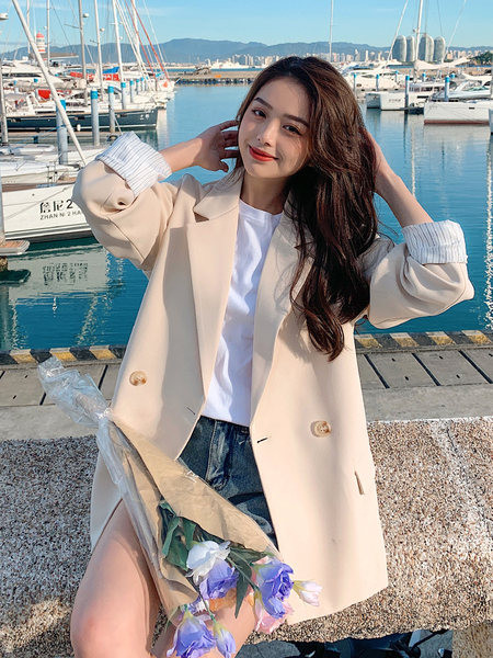 Sieviešu jakas brīvs modelis ar uzlocītām piedurknēm un pogu