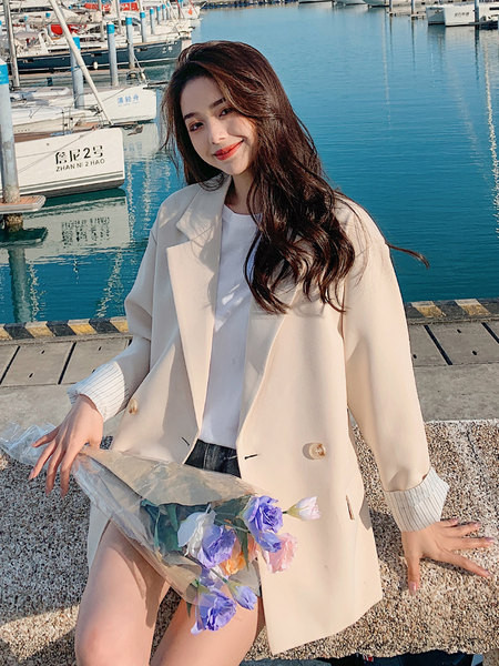 Sieviešu jakas brīvs modelis ar uzlocītām piedurknēm un pogu