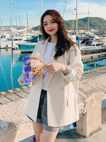 Sieviešu jakas brīvs modelis ar uzlocītām piedurknēm un pogu