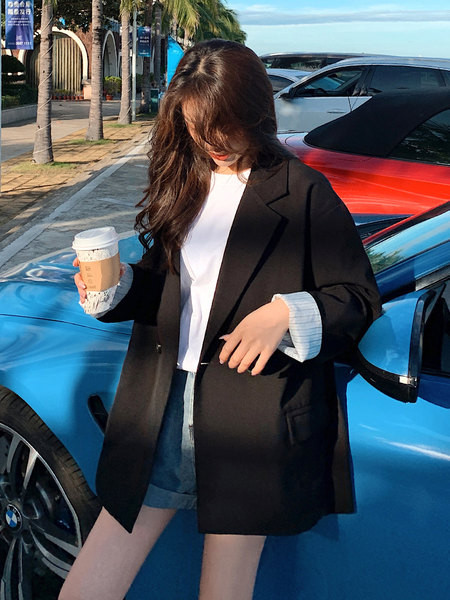 Sieviešu jakas brīvs modelis ar uzlocītām piedurknēm un pogu