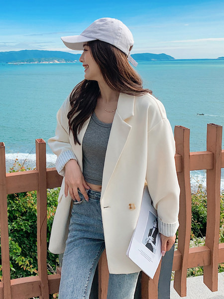 Sieviešu jakas brīvs modelis ar uzlocītām piedurknēm un pogu