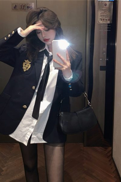 Ženska jakna crne boje sa džepom i vezom