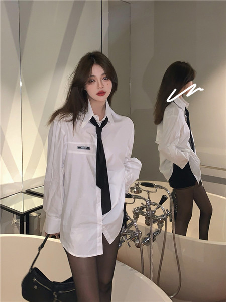 Ženska jakna crne boje sa džepom i vezom