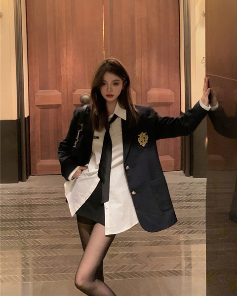 Ženska jakna crne boje sa džepom i vezom