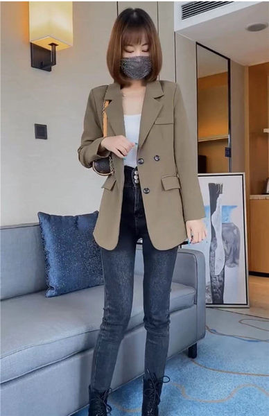 Μοντέρνο γυναικείο εφαρμοστό μπουφάν με σκίσιμο και κουμπιά