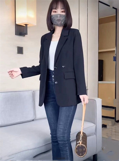 Μοντέρνο γυναικείο εφαρμοστό μπουφάν με σκίσιμο και κουμπιά