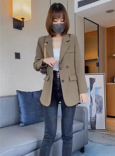 Μοντέρνο γυναικείο εφαρμοστό μπουφάν με σκίσιμο και κουμπιά