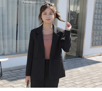 Μοντέλο γυναικείο ίσιο μπουφάν σε μαύρο χρώμα