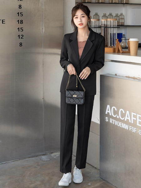 Μοντέλο γυναικείο ίσιο μπουφάν σε μαύρο χρώμα