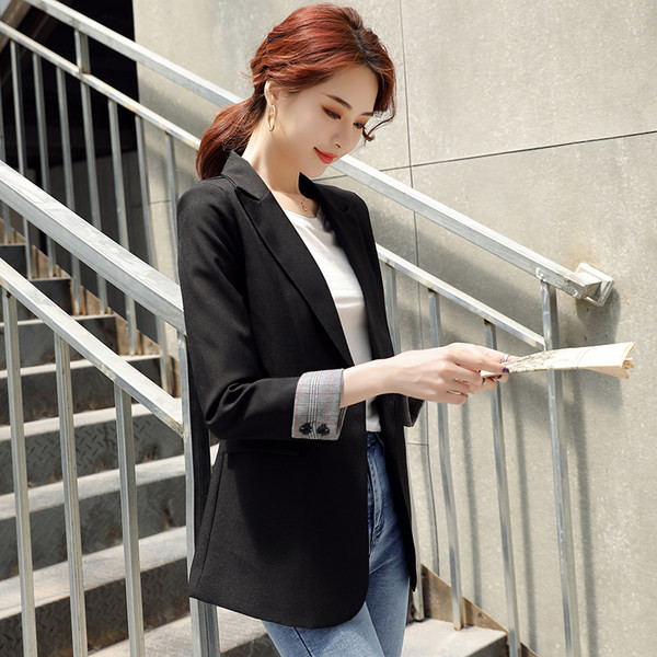 Liibuv naiste jakk üleskeeratud varrukatega