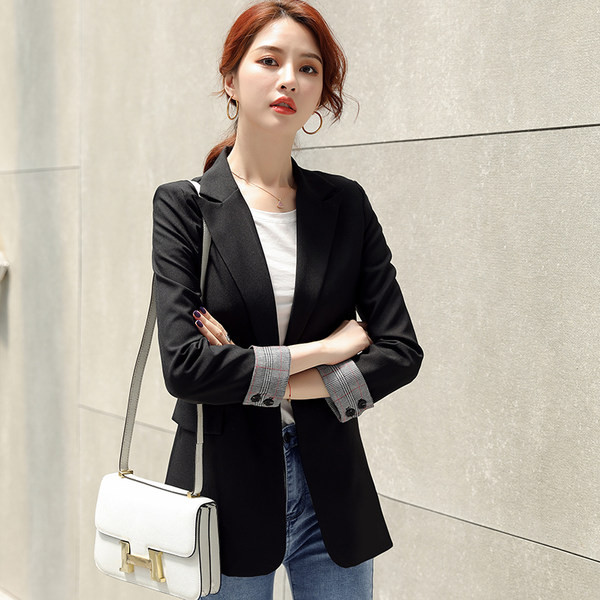 Liibuv naiste jakk üleskeeratud varrukatega