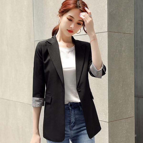 Liibuv naiste jakk üleskeeratud varrukatega