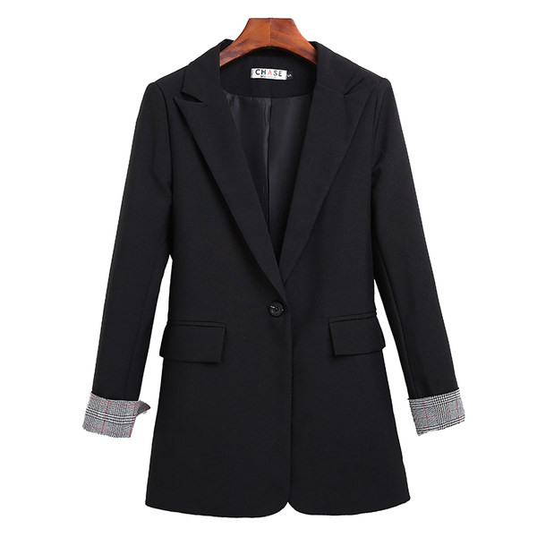 Liibuv naiste jakk üleskeeratud varrukatega