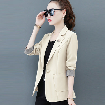 Liibuv igapäevane jakk üleskeeratud varrukatega