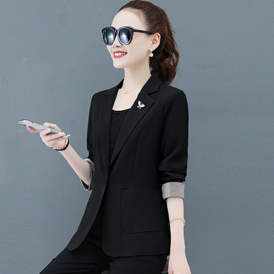 Liibuv igapäevane jakk üleskeeratud varrukatega