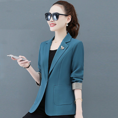 Liibuv igapäevane jakk üleskeeratud varrukatega