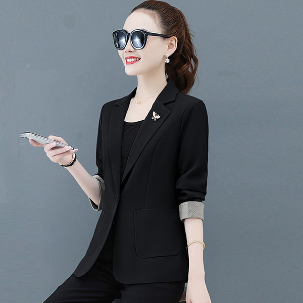 Liibuv igapäevane jakk üleskeeratud varrukatega