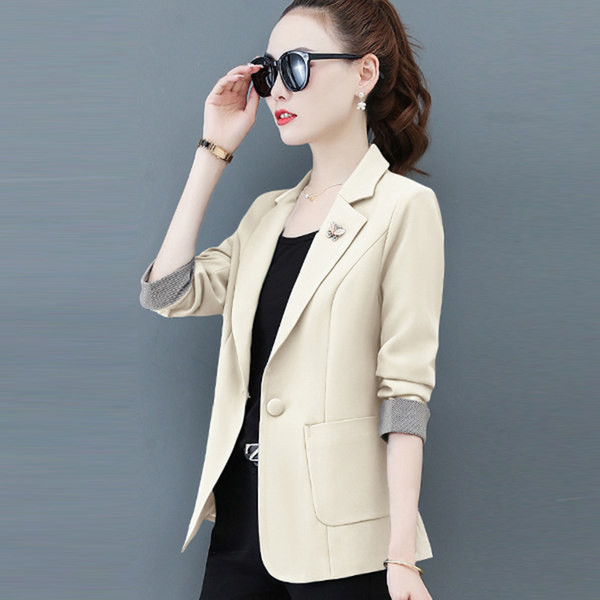 Liibuv igapäevane jakk üleskeeratud varrukatega