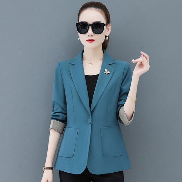 Liibuv igapäevane jakk üleskeeratud varrukatega