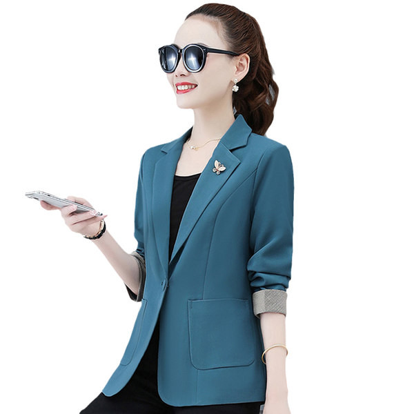 Liibuv igapäevane jakk üleskeeratud varrukatega