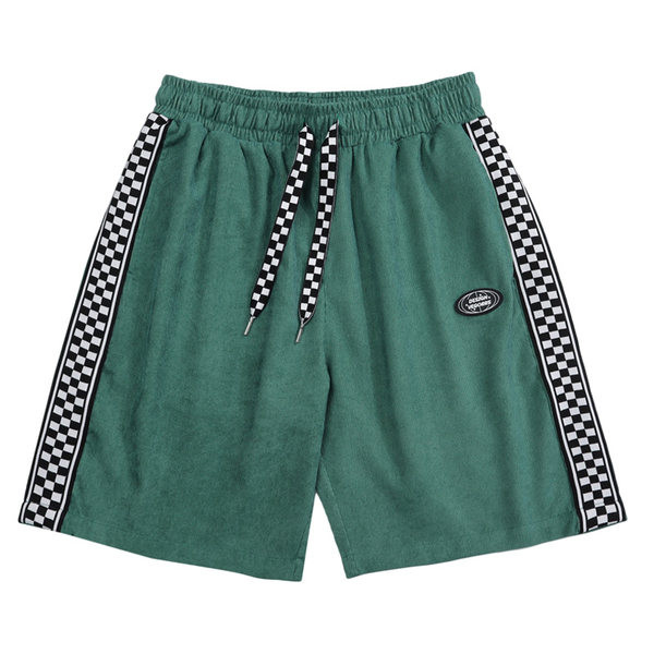 Vabaaja ääristega lühikesed püksid