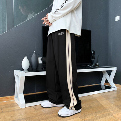 Lai ääristega naiste spordipükste mudel