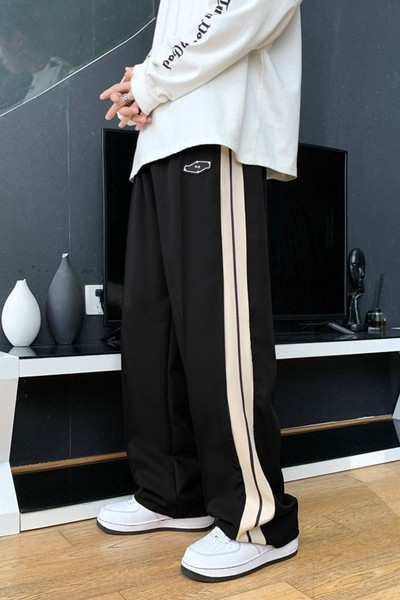 Lai ääristega naiste spordipükste mudel