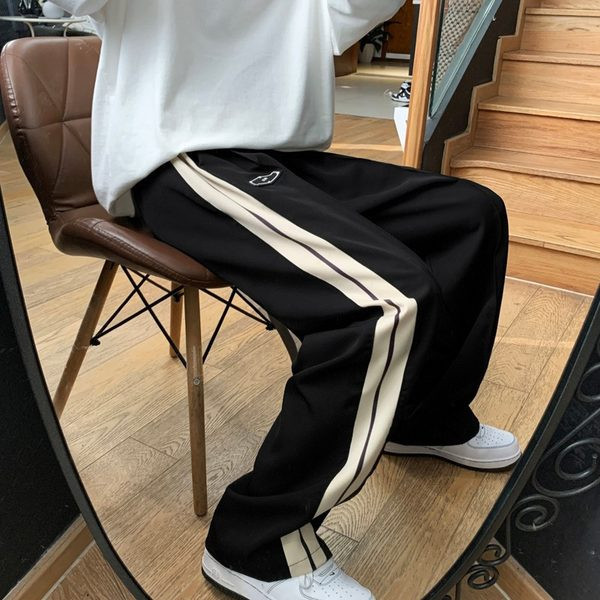 Lai ääristega naiste spordipükste mudel