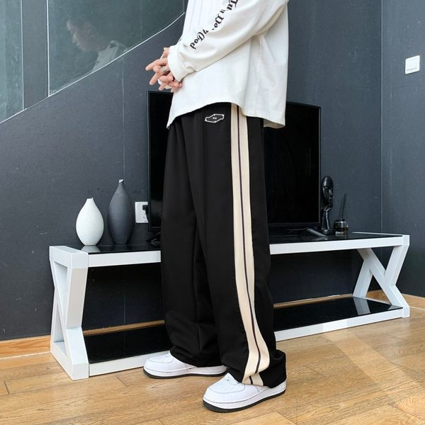 Lai ääristega naiste spordipükste mudel