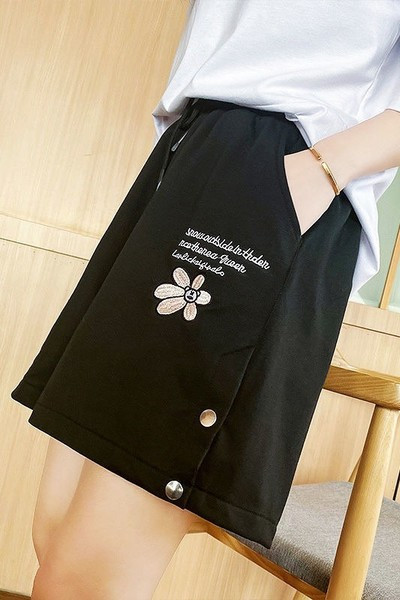 Γυναικείο σορτς με κέντημα σε δύο χρώματα