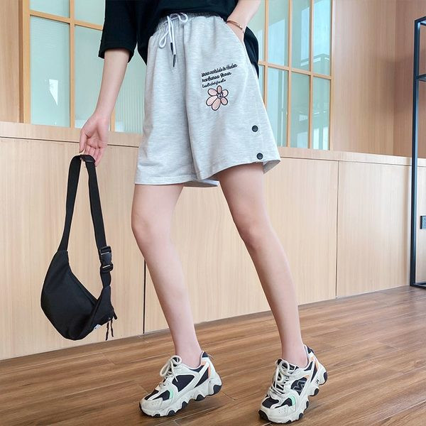 Γυναικείο σορτς με κέντημα σε δύο χρώματα