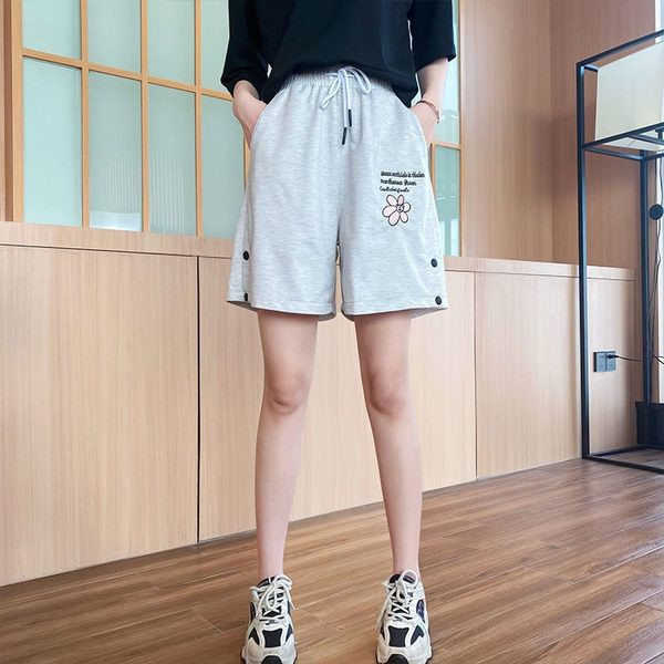 Γυναικείο σορτς με κέντημα σε δύο χρώματα