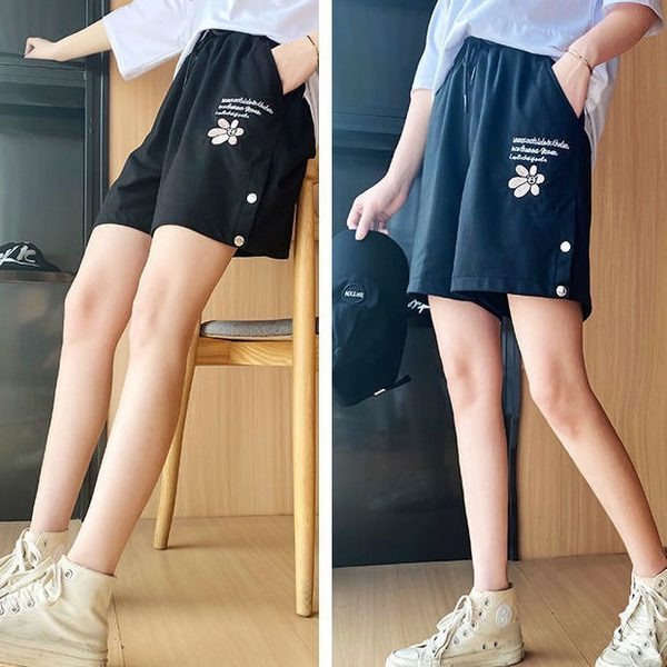 Γυναικείο σορτς με κέντημα σε δύο χρώματα