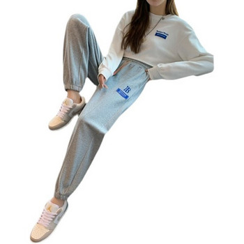 Дамски спортен панталон с надпис и ластик на крачолите 