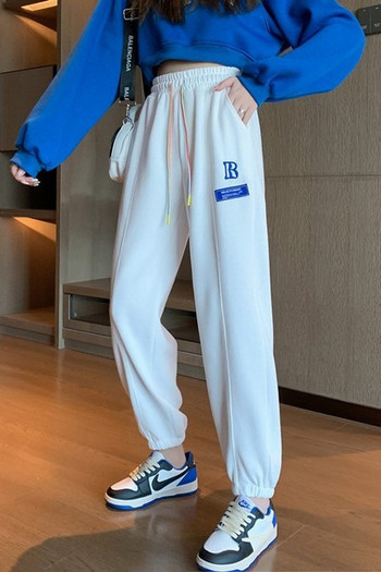 Дамски спортен панталон с надпис и ластик на крачолите 