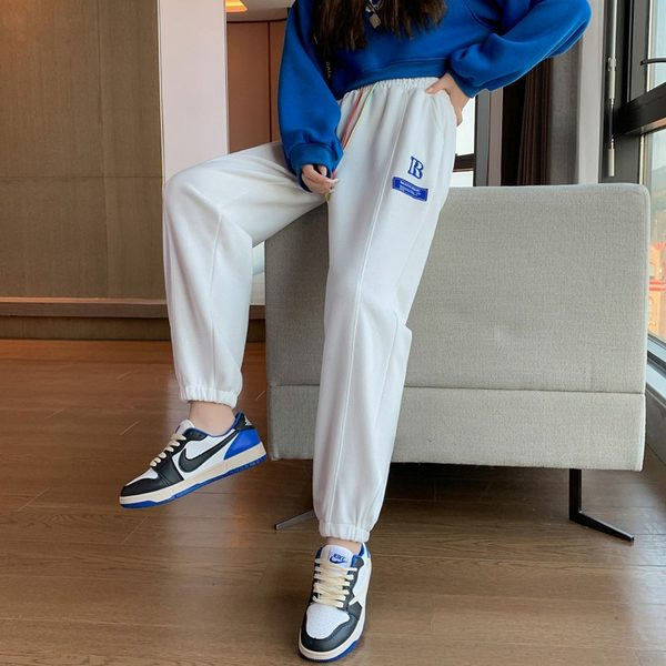 Дамски спортен панталон с надпис и ластик на крачолите 