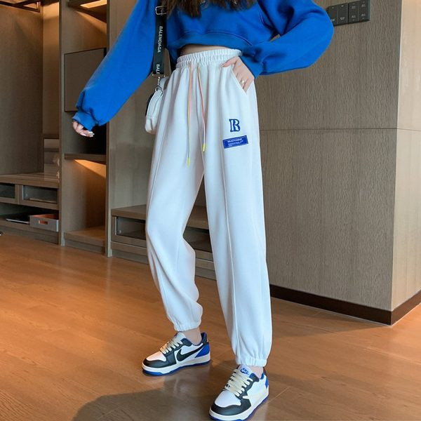 Дамски спортен панталон с надпис и ластик на крачолите 