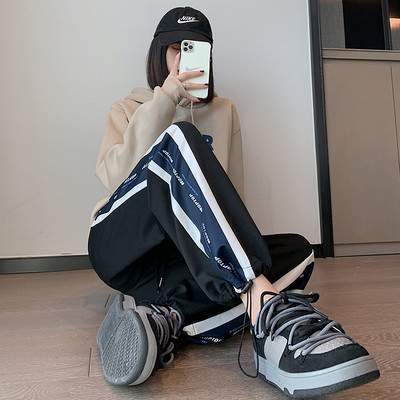 Γυναικεία φόρμα με επιγραφές - μαύρο και γκρι χρώμα