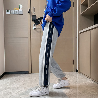 Γυναικεία φόρμα με επιγραφές - μαύρο και γκρι χρώμα