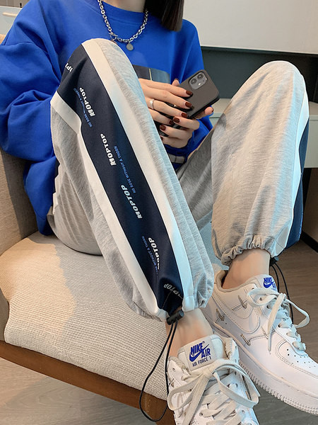 Γυναικεία φόρμα με επιγραφές - μαύρο και γκρι χρώμα