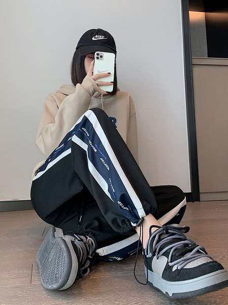 Γυναικεία φόρμα με επιγραφές - μαύρο και γκρι χρώμα