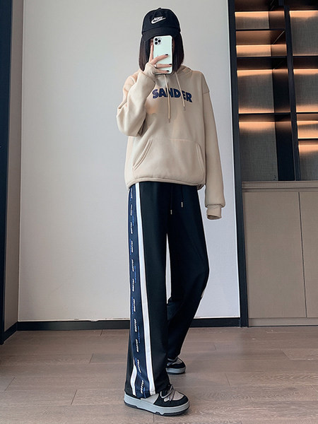 Γυναικεία φόρμα με επιγραφές - μαύρο και γκρι χρώμα