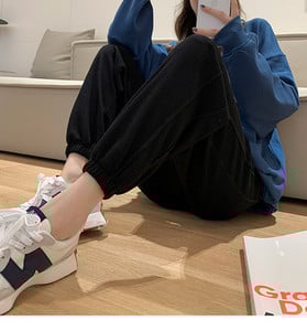 Γυναικεία φόρμα με έμβλημα - μαύρο και γκρι χρωμα