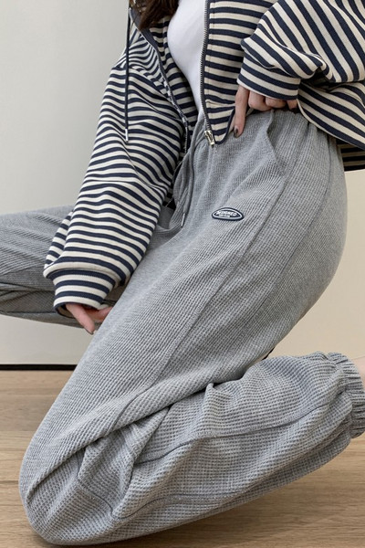 Γυναικεία φόρμα με έμβλημα - μαύρο και γκρι χρωμα