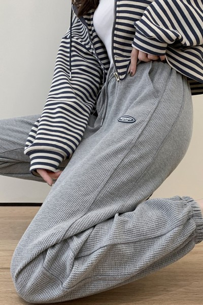 Γυναικεία φόρμα με έμβλημα - μαύρο και γκρι χρωμα