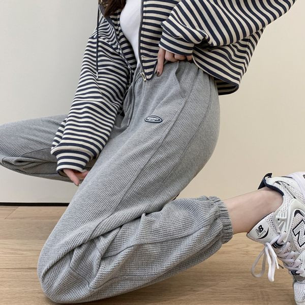 Γυναικεία φόρμα με έμβλημα - μαύρο και γκρι χρωμα