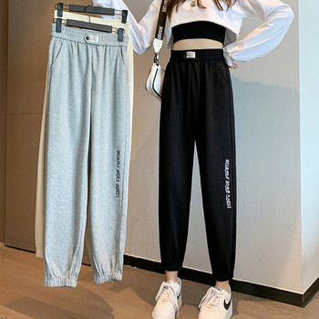 Дамски спортен панталон с емблема и ластик на крачолите 